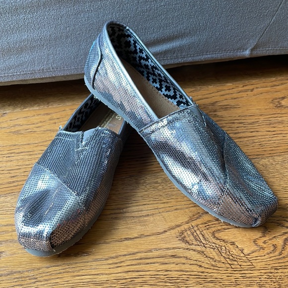SOLD Toms Size W 8.5 Silver Round Toe Flat Fabric - Picture 1 of 4